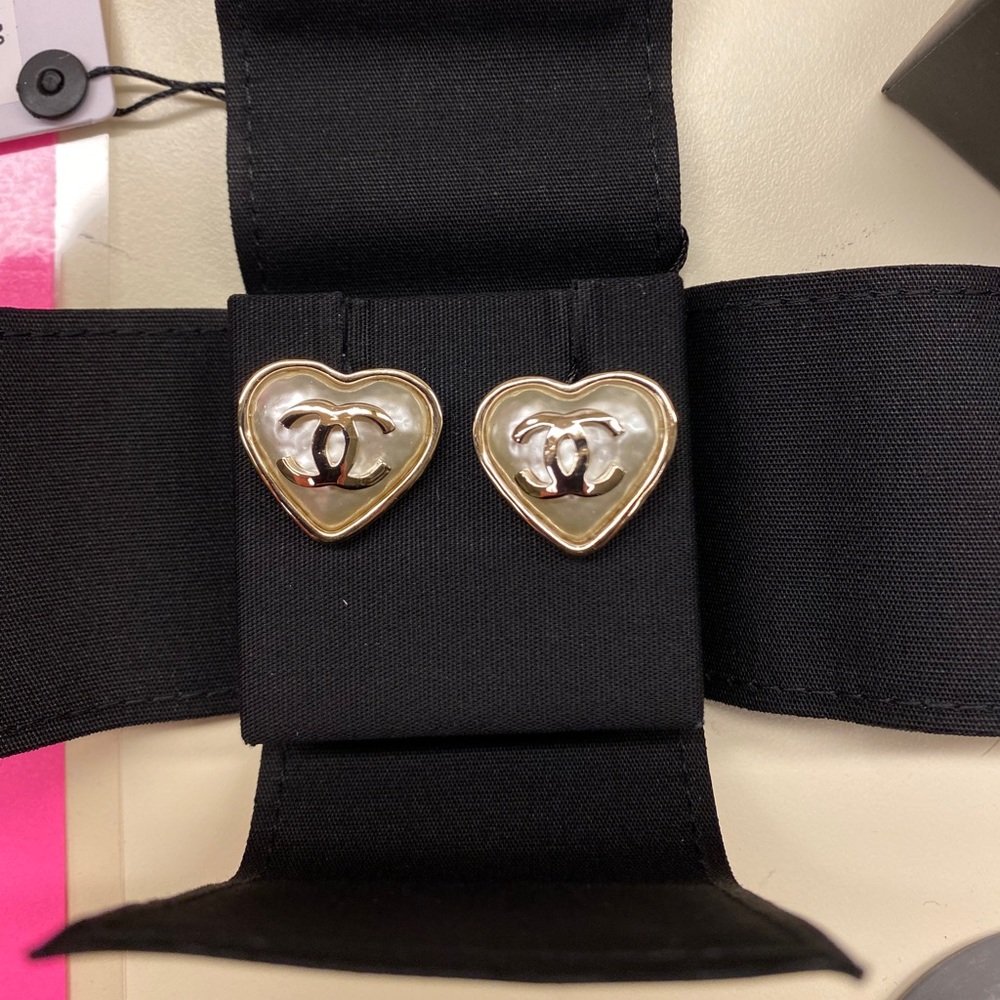 Brand New Chanel 2022 Spring/Summer Heart Pearl Earings.